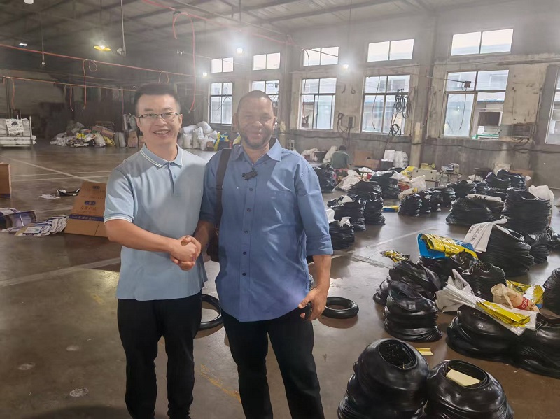 தொழிற்சாலை வருகையின் போது சியரா லியோன் வாடிக்கையாளர்கள் எங்கள் உற்பத்தி திறன் மற்றும் தயாரிப்பு தரத்தை மிகவும் பாராட்டினர்
