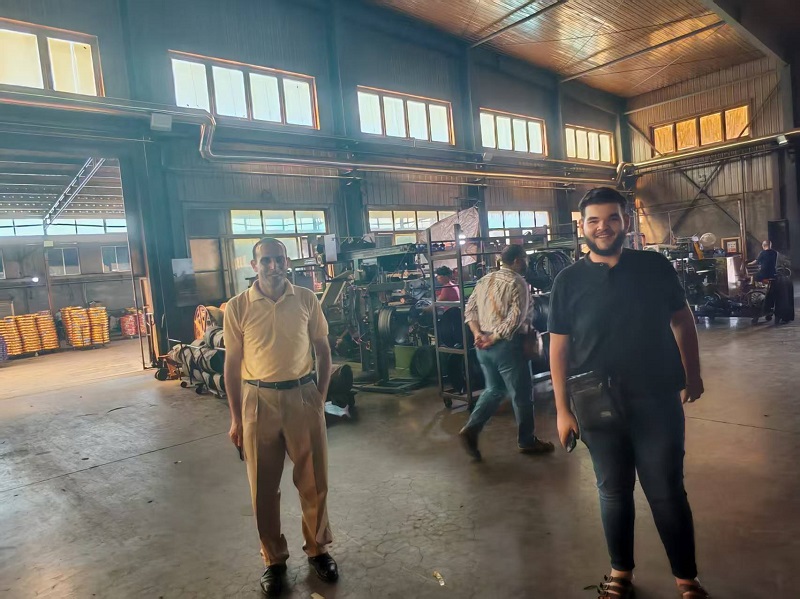 தொழிற்சாலை வருகையின் போது மோட்டார் சைக்கிள் டயர்கள் மற்றும் உள் குழாய்கள் எகிப்திய வாடிக்கையாளரிடமிருந்து அங்கீகாரத்தைப் பெறுகின்றன